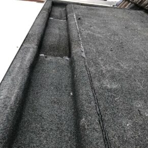 Plat dak met goot gelegd door dakdekker